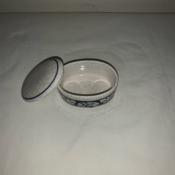 Vintage Dedham Shed Pottery Rabbit pattern Small Trinket Box /Lid white/blue. - Picture 3 of 9